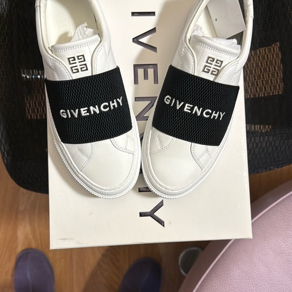 Givenchy Black and White Designer Sneakers with Bold Logo - Picture 9 of 10